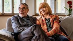 Prof. Georg Baumgart (Gunter Schoß) und Charlotte Baumgart (Ursela Monn) sind baff über die Neuigkeiten, die ihre Tochter Susanne Mertens ihnen zu berichten hat.