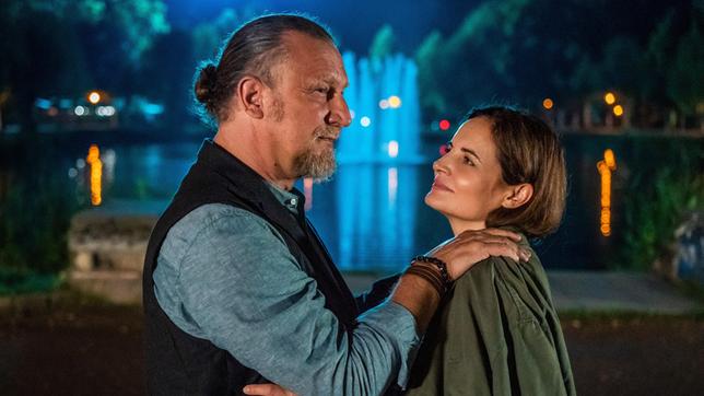 Bild: ARD/Steffen Junghans Susanne Mertens (Elisabeth Lanz) hat sich mit Alpakafarmer Mike Redmann (Matthias Komm) verabredet. Ein Knistern liegt in der Luft…