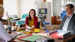 Susanne Mertens mit ihrem Lebensgefährten Christoph Lentz bei der Gynäkologin Dr. Liberti. Die unerwartete Schwangerschaft beschert den beiden schlaflose Nächste und eine große Entscheidung. Im Bild v.l.n.r.: Gynäkologin  Dr. Liberti (Anne Kasprik), Dr. Susanne Mertens (Elisabeth Lanz), Kinderarzt Dr. Christoph Lenz (Sven Martinek)