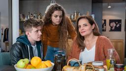 Susanne Mertens (Elisabeth Lanz) schwelgt gemeinsam mit ihren Kindern Luisa (Lilly Wiedemann) und Jonas Mertens (Lennart Betzgen) in Erinnerungen: Doch die Kinder sind mittlerweile groß und die Zeiten haben sich geänder.
