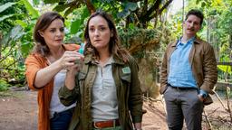 Tierärztin Dr. Suanne Mertens (Elisabeth Lanz) rettet Cheftierärztin Dr. Elif Şahin (Neshe Demir) aus einer gefährlichen Situation: Zoodirektor Jasper Winter (Dominik Weber) beobachtet dies skeptisch.