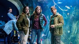 V.l.n.r.: Cheftierärztin Dr. Elif Şahin (Neshe Demir), die freie Tierärztin Dr. Susanne Mertens (Elisabeth Lanz) und Cheftierpfleger Conny Weidner (Thorsten Wolf) versuchen gemeinsam ein Fischesterben im Leipziger Aquarium zu verhindern.