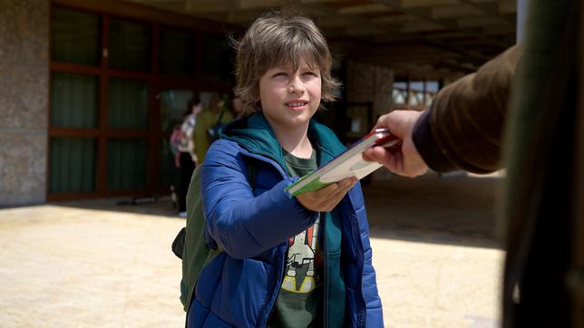 Tim (Lilian Rosskopf) wird auf dem Schulhof von einem Unbekannten angesprochen.