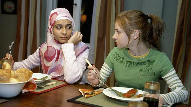 Bild: ARD/Hardy Spitz Türkisch für Anfänger: Lena und Yagmur können keine Gemeinsamkeiten finden.