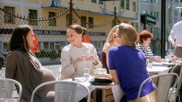 VORSTADTWEIBER: Waltraud (Maria Köstlinger) Maria (Gerti Drassl) und Nicoletta (Nina Proll) tauschen bei einer Tasse Kaffee den neuesten Klatsch und Tratsch aus (mit Komparsen).