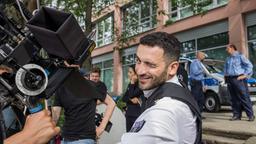 Hassan Akkouch hat Spaß beim Dreh am Ufer der Mühlendammschleuse.