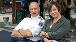 Christoph Grunert und Steffi Kühnert genießen eine kleine Drehpause in einer Marina an der Havel.