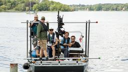 Dreharbeiten auf der Havel, das Team blickt konzentriert nach vorn. 