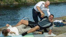 Christoph Grunert probt mit Anna Böttcher und Michael Klammer einen Stunt auf dem Gelände des Westhafens.