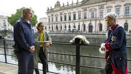 Am Lustgarten befragen Axel Sommer (Oliver Breite) und Jasmin Sayed (Sesede Terziyan) den Geschichtsstudenten Robert Bars (Nyamandi Adrian) über sein gespaltenes Verhältnis zum Toten.