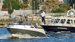 Auf der Spree fordert Axel Sommer (Oliver Breite) den Start Up-Chef Marcus Knipphoff (Marian Kindermann) auf anzuhalten.