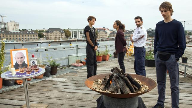 Auf der Terrasse über der Spree befragen Jasmin Sayed (Sesede Terziyan) und Fahri Celik (Hassan Akkouch) die Programmiererin Chrissi Hashem (Merve Aksoy) und Dorian Fischer (Cedric Eich).