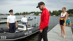 Doping oder Mord aus Eifersucht? Wolf Malletzke (Christoph Grunert) und Fahri Celik (Hassan Akkouch, im HG.) haben den Trainer Martin Lubitsch (Robert Kuchenbuch) und Juliane Spieker (Katharina Behrens), die Ruderpartnerin der ermordeten Olympionikin im Verdacht.