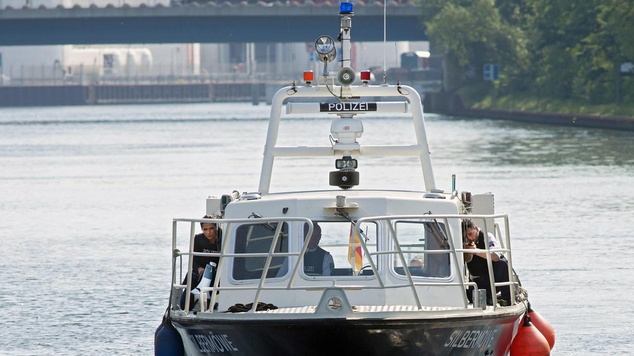 Ein Geiselnehmer hat die MS Bettina in seine Gewalt gebracht. Jasmin Sayed (Sesede Terziyan, li.), Wolf Malletzke (Christoph Grunert, mi.) und Fahri Celik (Hassan Akkouch, re.) in höchster Alarmbereitschaft auf der Silbermöwe.