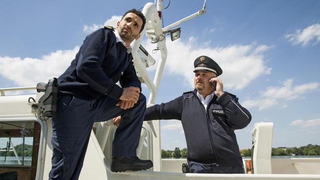 Fahri Celik (Hassan Akkouch) und Axel Sommer (Oliver Breite) haben eine durchschlagende Entdeckung gemacht.