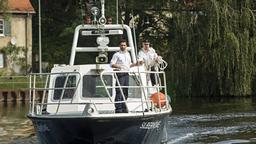 Fahri Celik (Hassan Akkouch) und Axel Sommer (Oliver Breite) haben eine Leiche in der Spree entdeckt und machen sich mit der "Silbermöve" auf, sie zu bergen.