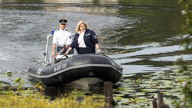 Hanna Kowollik (Marie Schöneburg) und Wolf Maletzke (Christoph Grunert) auf dem Weg zum Tatort.