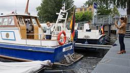 Jasmin Sayed (Sesede Terziyan) verabschiedet Polizeipräsidentin Alexandra Falkenbach (Marion Kracht) am Anleger vor der Wache.