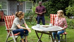 Makoye Schneider (Jerry Kwarteng) spricht bei den Vorsitzenden der Kleingartenkolonie Lisa Franke (Adelheid Kleineidam) und Ulrike Messmer (Anne Kasprik) vor: Er möchte eine Parzelle bekommen.