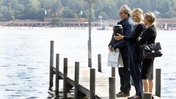 Nina Zenker (Katja Sallay), ihre Stiefmutter Audrey Pietschmann (Astrid Kohrs) und Dietmar Brehm (Matthias Brenner), ein Freund der Familie, wollen den verstorbenen Bernd Pietschmann im Wasser bestatten.