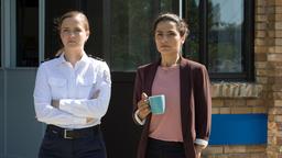 Paula Sprenger (Sarina Radomski) und Jasmin Sayed (Sesede Terziyan) machen sich vor der Wache Sorgen um Marlene Weber, deren Vater in einen Fall verwickelt ist.