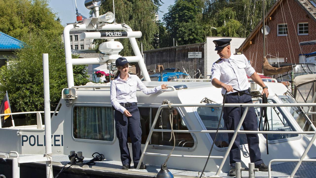 Paula Sprenger (Sarina Radomski) und Wolf Malletzke (Christoph Grunert) legen mit der Silbermöwe an einem Kanuverleih an. Sie halten die Besitzerin für die Partnerin des Toten.