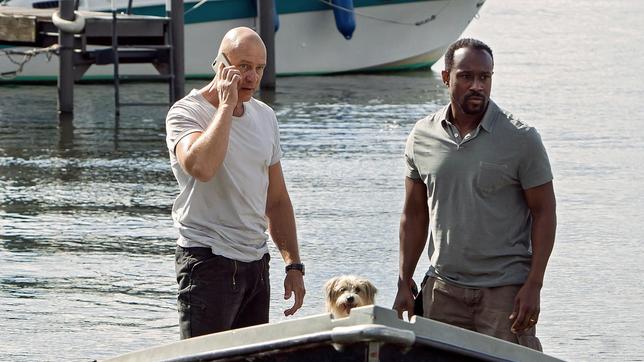 Wolf Malletzke (Christoph Grunert) fährt mit Makoye Schneider (Jerry Kwarteng) zu seiner geliebten Datsche mit Havelblick. Dann entdeckt er vor seiner Kleingartenkolonie eine Leiche im Wasser.