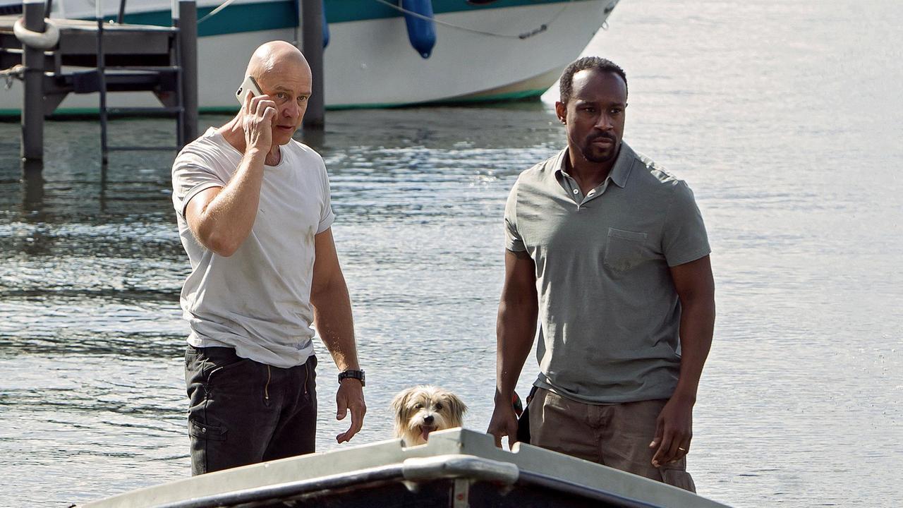 Wolf Malletzke (Christoph Grunert) fährt mit Makoye Schneider (Jerry Kwarteng) zu seiner geliebten Datsche mit Havelblick. Dann entdeckt er vor seiner Kleingartenkolonie eine Leiche im Wasser.