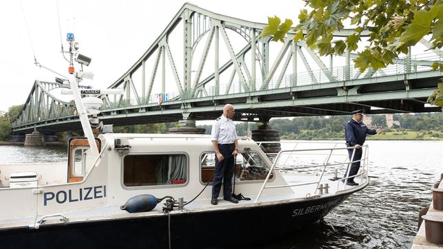 Wolf Malletzke (Christoph Grunert) und Axel Sommer (Oliver Breite) auf dem Weg zu einem Leichenfund an der Glienicker Brücke.