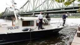 Wolf Malletzke (Christoph Grunert) und Axel Sommer (Oliver Breite) auf dem Weg zu einem Leichenfund an der Glienicker Brücke.