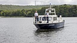 Wolf Malletzke (Christoph Grunert) und Fahri Celik (Hassan Akkouch) entdecken während ihrer Patrouillenfahrt einen dreckverkrusteten Wagen am Ufer der Havel.