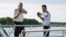 Wolf Malletzke (Christoph Grunert) und Fahri Celik (Hassan Akkouch) stellen auf dem Müggelsee einen Skipper, der eine Leiche an Deck hat.