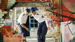 Wolf Malletzke (Christoph Grunert) und Paula Sprenger (Sarina Radomski) suchen auf dem verlassenen Gelände nach der Obdachlosen Ruth Maroth.