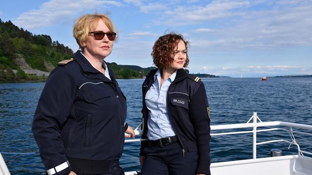 Nele Fehrenbach (Floriane Daniel, li.) und Julia Demmler (Wendy Güntensperger, re.) beobachten aus der Ferne ihren neuen Kollegen Jakob Frings.