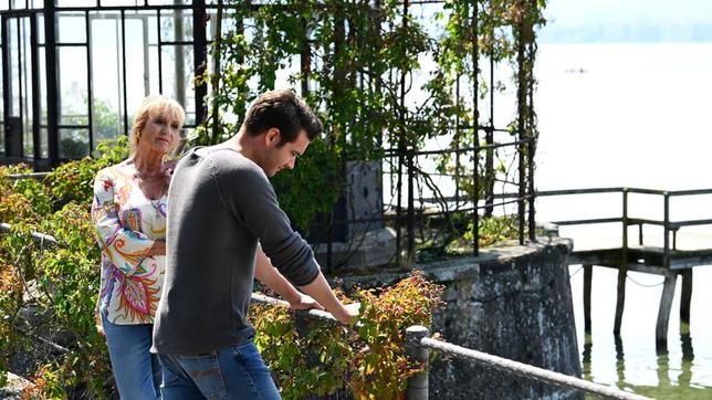 Auch Neles Mutter Mechthild Fehrenbach (Diana Körner) versucht Jakob Frings (Max König) zu trösten.