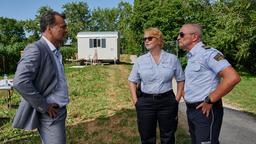 Bauunternehmer Peter Lorenz (Michael Masula, li.) behauptet gegenüber den Ermittlern Nele Fehrenbach (Floriane Daniel) und Paul Schott (Tim Wilde, re.), dass auf seinem Bauland keine geschützte Vogelart nistet.