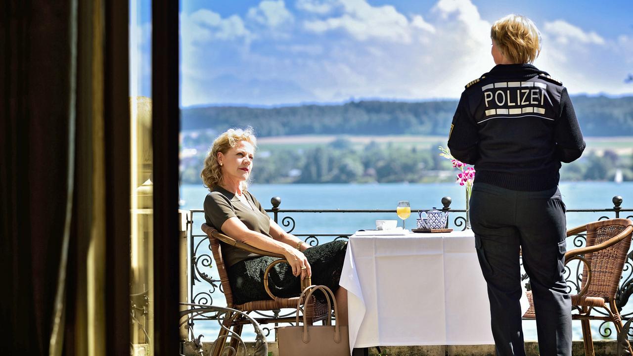 Nele Fehrenbach (Floriane Daniel, r.) verhört Gina Kleber (Barbara Melzl, l.), die ein starkes Motiv hat.