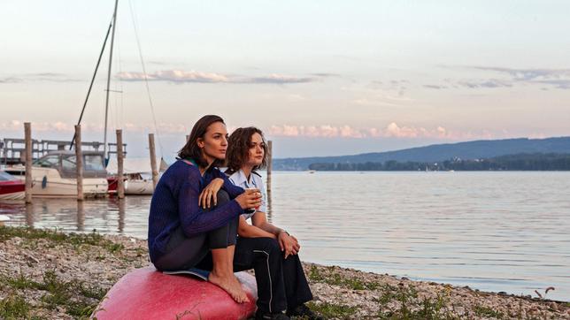 Der Wassersportlehrer von Julia Demmler (Wendy Güntensperger) wurde tot aus dem Bodensee geborgen. Sie wollte der Witwe Catrin Dellbrück (Maddalena Noemi Hirschal) die Nachricht persönlich überbringen.