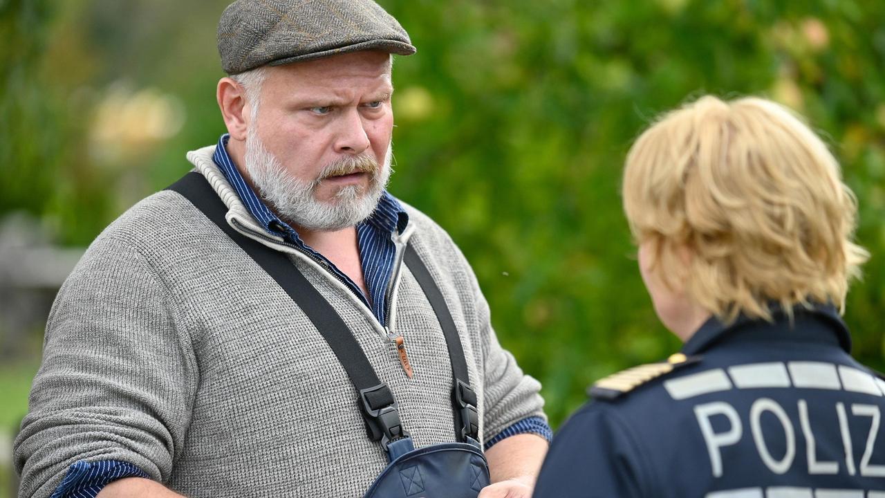 Fischer Johannes Roth (Martin Reik) ist erschüttert als ihm Nele Fehrenbach (Floriane Daniel) den Ehering seiner Frau zeigt. Diese lebt eigentlich schon seit zehn Jahren in Australien.