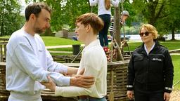 Frederik (Beniamino Brogi) kann seiner Schwester Lea Louise Danner  (Eva-Maria Jost) kaum in die Augen schauen, als er ihr die traurige Nachricht auf einem Spielplatz mit ihren beiden Kindern überbringt. Lea-Louises Mann war bei einer gemeinsamen Bootstour mit Frederik, überfallen und getötet worden (mit Floriane Daniel).