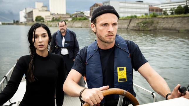 Gerade erst hat Arda Turan (Yasemin Cetinkaya), ehemals Hochleistungsschwimmerin, ihren Dienst bei der Wasserschutzpolizei Duisburg angetreten. Mit Gerhard Jäger (Markus John, h.) und Frank van Dijk (Niklas Osterloh) verfolgen sie ein Boot im Duisburger Hafen.