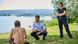 Jakob Frings (Max König) und Julia Demmler (Wendy Güntensperger) befragen Jan Hermann (Daniel Lommatzsch), den Lebensgefährten des Geschäftspartners des toten Schwimmers.