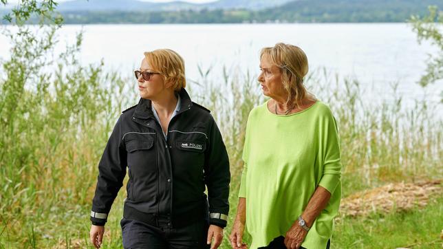 Mechthild Fehrenbach (Diana Körner) zeigt ihrer Tochter Nele Fehrenbach (Floriane Daniel), die Stelle des Drehorts, den sie auf der gefundenen Kamera gesehen hat. Nele entdeckt Blut- und Schleifspuren.