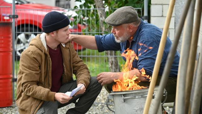 Michael Roth (Leon Seidel) versteht die Welt nicht mehr: Wie konnte ihm seine tote Mutter Briefe aus Australien schicken? Sein Vater Johannes (Martin Reik) will ihn trösten.