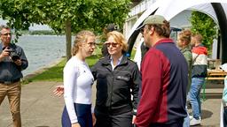 Nele Fehrenbach (Floriane Daniel) ermittelt in der Welt des Ruderleistungssports am Bodensee. Zwei tote Ruderer und unerklärliche Leistungssteigerungen stehen im Fokus der Befragung von Ruderin Gesa Gutmann (Anna Herrmann) und Trainer Manfred Lindner (Joachim Raaf, v.l. mit Kompars:innen, h.).