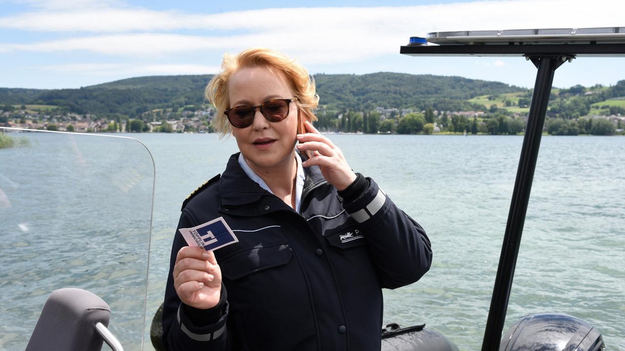 Nele Fehrenbach (Floriane Daniel) gibt erste Ermittlungsergebnisse an ihr Team weiter.