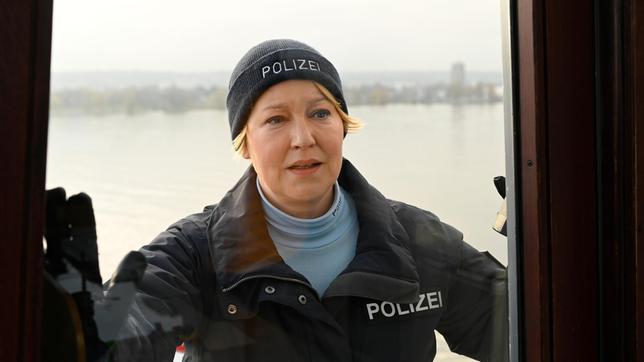 Nele Fehrenbach (Floriane Daniel) muss die Kaptänin der Fähre davon abhalten, ungebremst in den Hafen zu fahren und so eine verheerende Katastrophe auszulösen.