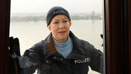 Nele Fehrenbach (Floriane Daniel) muss die Kaptänin der Fähre davon abhalten, ungebremst in den Hafen zu fahren und so eine verheerende Katastrophe auszulösen.