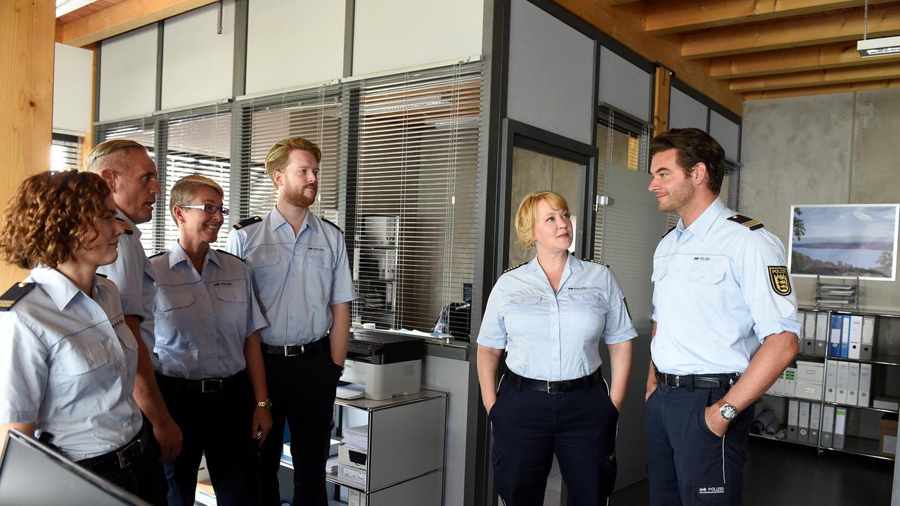 Nele Fehrenbach (Floriane Daniel) stellt ihrem Team den neuen Kollegen Jakob Frings (Max König) vor: Julia Demmler (Wendy Güntensperger, li.), Paul Schott (Tim Wilde) und den Polizisten auf der Wache (Heike Müller, 3.v.l. und Christian Notheis).