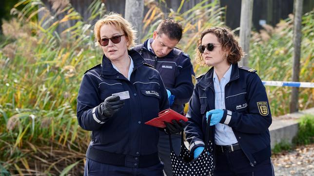 Nele Fehrenbach (Floriane Daniel) und Julia Demmler (Wendy Güntensperger) sichern die Spuren am Tatort (mit Komparse).